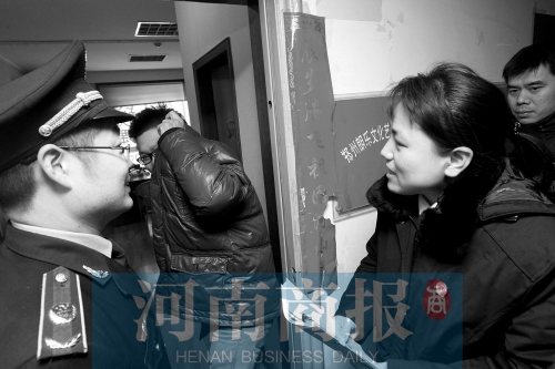城管巡回法庭法官，到因違反城市管理的受罰當事單位送傳票