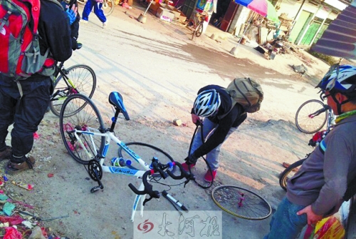 運(yùn)氣不好，十分鐘被扎了兩次胎，只能自己修車。