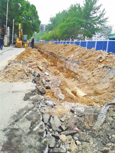 文化路大修改造工程，目前西半幅圍擋已基本鋪設到位。