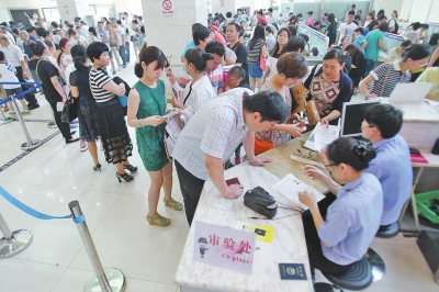 6月30日上午9時20分，鄭州市公安局出入境管理處辦事大廳內擠滿前來辦理護照、簽證的群眾。