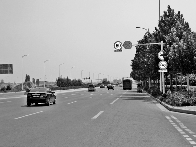 走訪鄭開大道，記者發(fā)現(xiàn)路上的限速標(biāo)志已明顯減少。