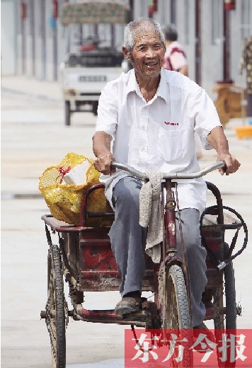 83歲的胡新有老人每天下午都騎著三輪車出門撿廢品，換的錢都捐了出去