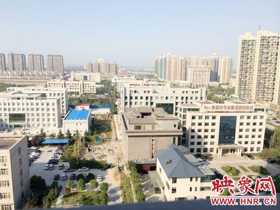 一座4層的建筑樓頂蓋上了四合院。