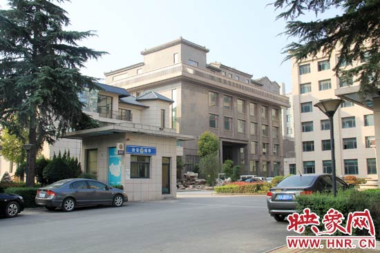 據(jù)這座建筑的一名工作人員稱，整座建筑為海龍集團所有，房屋建成之后用作公司紅木家具展示。