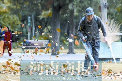 秋風(fēng)吹過(guò)，落葉滿(mǎn)地