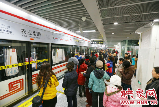鄭州地鐵1號(hào)線載客量日均達(dá)22萬(wàn)人次。