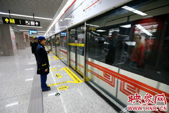 自11月29日起，鄭州地鐵將進(jìn)一步縮短行車間隔。