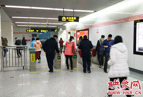 出站閘機口并沒有地鐵工作人員。