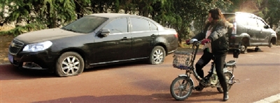 緊臨西三環一小區門口停的轎車，8輛車車胎被扎