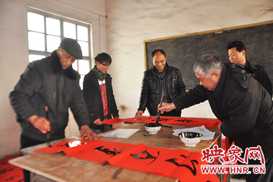 鞏義市魯莊鎮農民書法愛好者正在寫春聯。