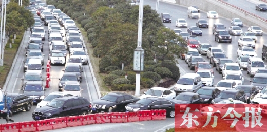 昨日，鄭州市福元路，車(chē)輛在僅剩的一條5米寬車(chē)道上堵得“不亦樂(lè)乎”