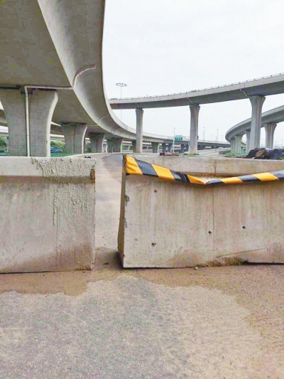 京廣快速路北延地面道路北三環入口處,一排石墩擋道,不讓入內。 京廣快速路北延地面道路北三環入口處,一排石墩擋道,不讓入內。