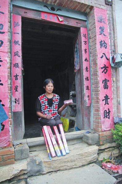 村民楊女士買來(lái)閃光雷、爆竹防衛(wèi)