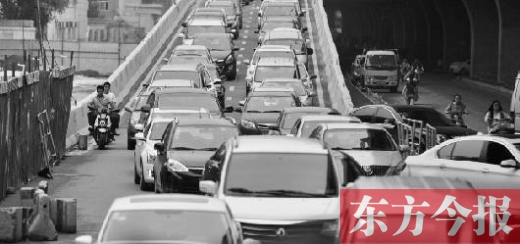 昨日，鄭州市大學路與隴海路交叉口處，因封閉施工，現(xiàn)場堵成停車場