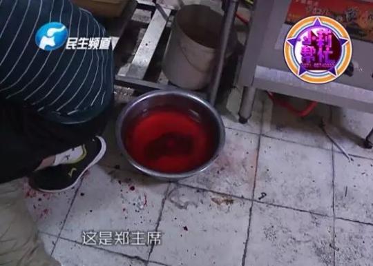 老板竟突然在廚房?jī)?nèi)割腕自殺!發(fā)現(xiàn)意外情況后，小莉趕緊對(duì)傷者進(jìn)行包扎，并撥打了120急救電話。