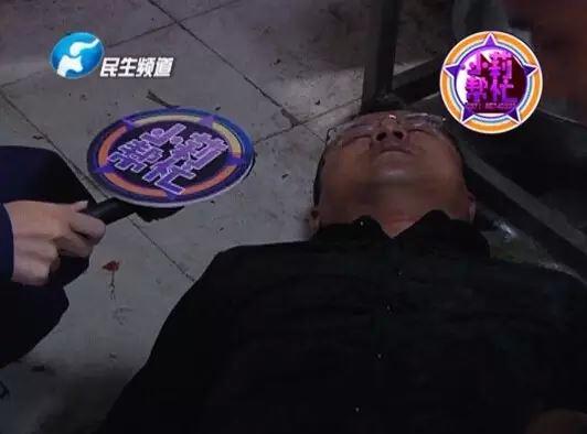 老板竟突然在廚房?jī)?nèi)割腕自殺!發(fā)現(xiàn)意外情況后，小莉趕緊對(duì)傷者進(jìn)行包扎，并撥打了120急救電話。