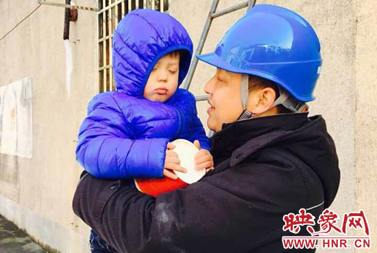 電工抱起孩子時(shí)，孩子還在睡。