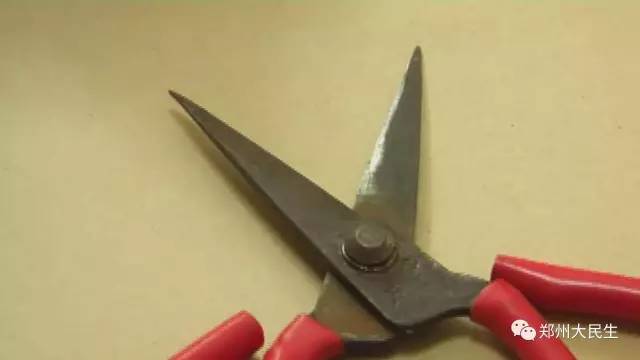 剪刀插入6歲女孩頭部 圖片讓人心驚膽戰
