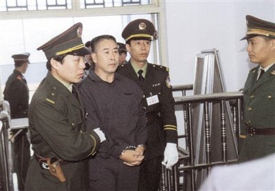 2000年9月30日，河南商丘，胡萬林被法警押上法庭。