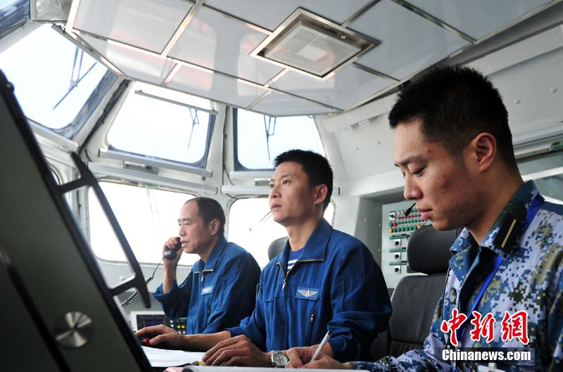 圖為遼寧艦飛行指揮員在塔臺進行艦載機著艦起飛指揮。中新社發 胡鍇冰 攝