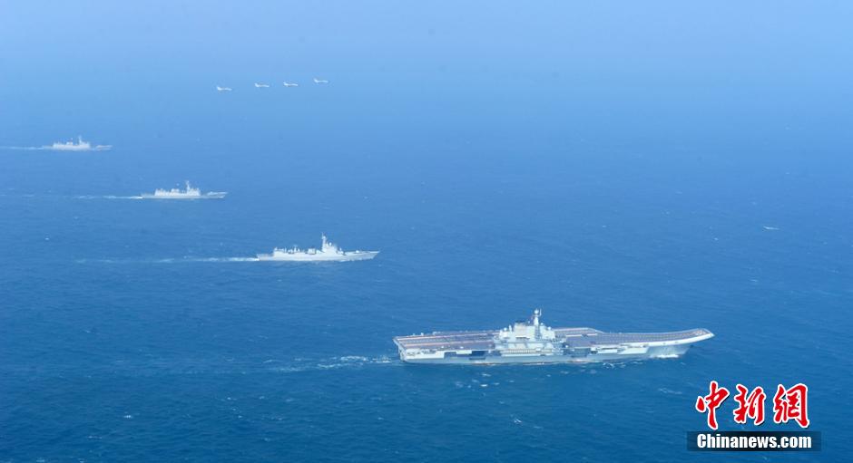 圖為遼寧艦與水面艦艇、飛機進行協同訓練。中新社發 胡鍇冰 攝