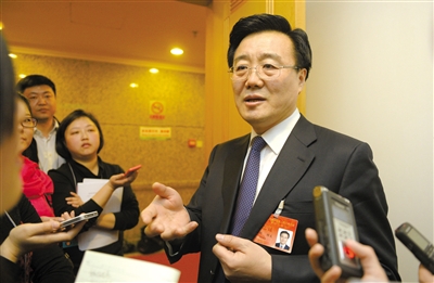 昨日，在十四屆人大二次會議順義代表團全團審議后，北京市人大代表、北京市常務副市長李士祥接受記者提問。新京報記者 浦峰 攝