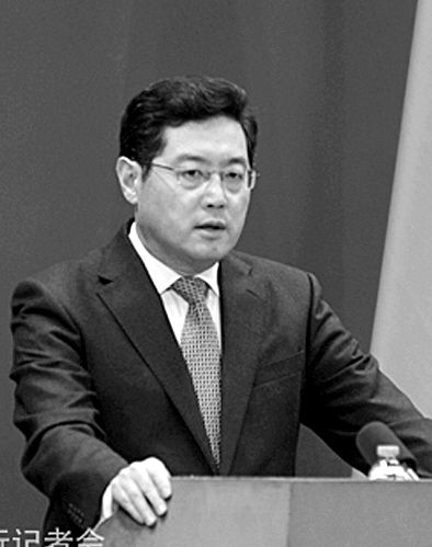23日，秦剛在外交部例行記者會上。