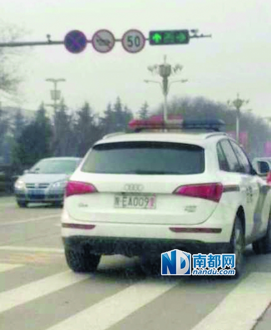 渭南市中院配備的奧迪Q 5警車在路上行駛。圖片來源：新浪微博