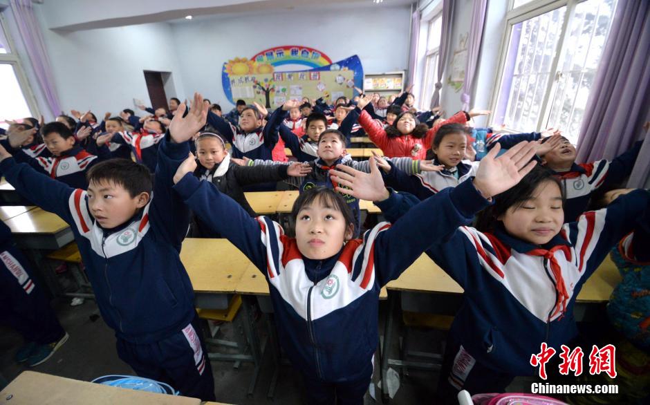 河北邯鄲開學(xué)首日遇霧霾 學(xué)生室內(nèi)做課間操 河北邯鄲開學(xué)首日遇霧霾 學(xué)生室內(nèi)做課間操