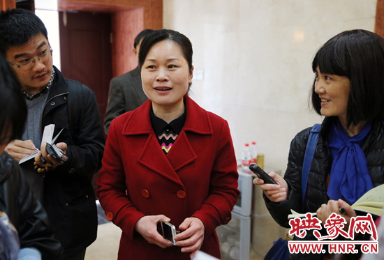 董亞娜是焦裕祿紀念館副館長，她兩次給習近平講解，贊總書記看得仔細，聽得認真。3月20日，記者在蘭考采