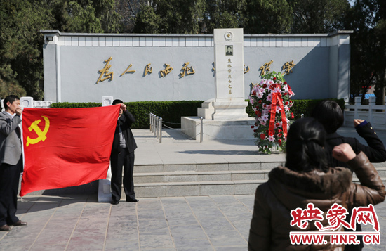 在焦裕祿紀念園，來自河南的黨員干部在焦陵前宣誓。