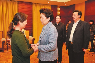  4月9日，中共中央政治局委員、國務院副總理劉延東在鄭州接見“踐行焦裕祿精神的好校長”張偉的家屬。