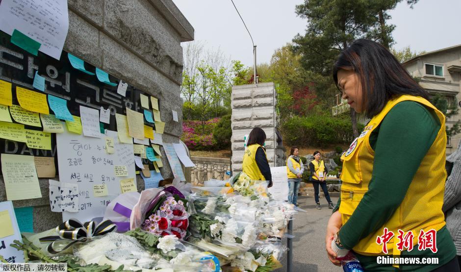 　當地時間2014年4月21日，韓國安山，民眾持續(xù)為沉沒客輪失蹤乘客祈禱。