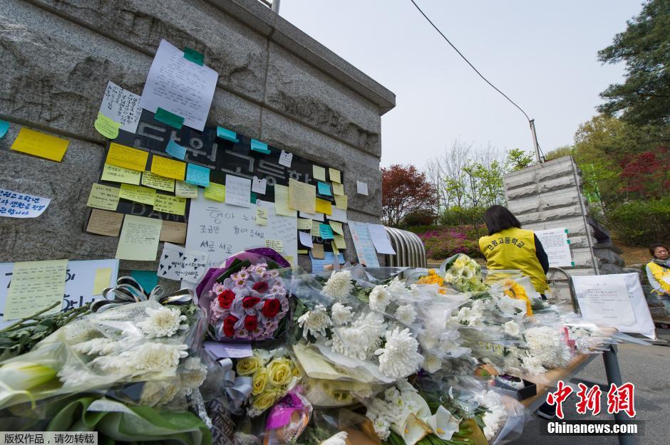當地時間2014年4月21日，韓國安山，民眾持續(xù)為沉沒客輪失蹤乘客祈禱。