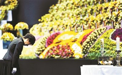 4月29日，韓國總統樸槿惠為“歲月”號沉沒客輪死難者默哀圖片/IC