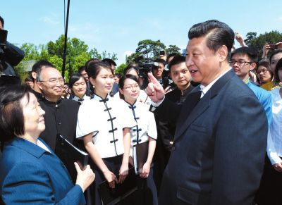 習近平在校園觀看北大師生紀念五四運動95周年青春詩會時同朗誦者親切交談。新華社發(fā)