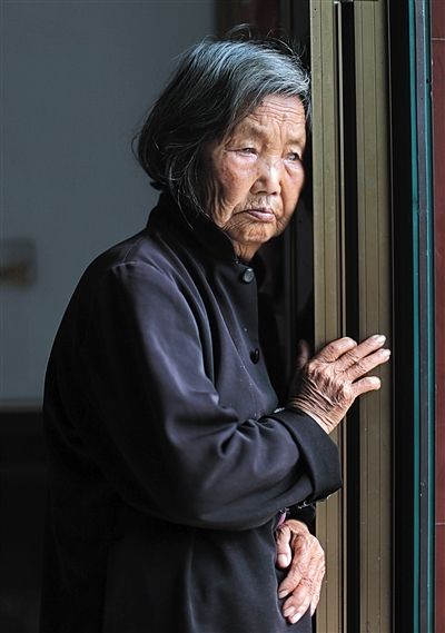 為了能“睡棺木”土葬，潘秀英四次喝農(nóng)藥自殺，后被搶救過來。