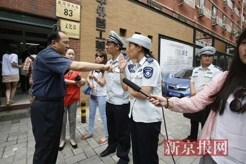市環保局和東城區環保局聯合出動，再次檢查國家文物局食堂環境污染問題，在門口受阻。新京報記者 高瑋 攝