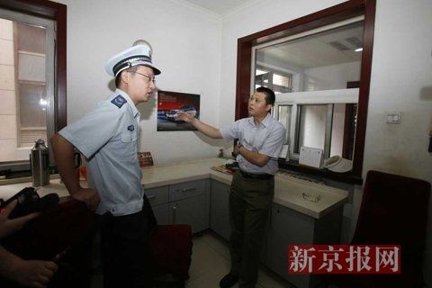 國家文物局的一名工作人員正在與執法人員對峙。新京報記者 高瑋 攝