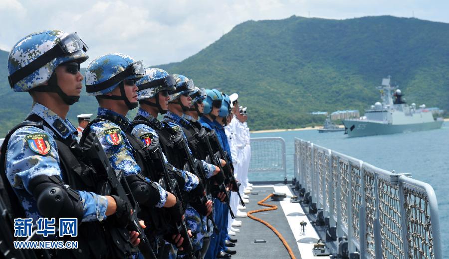 6月9日，在三亞某軍港，?？谂灩俦半S艦出海的特戰(zhàn)隊(duì)員離開(kāi)碼頭。