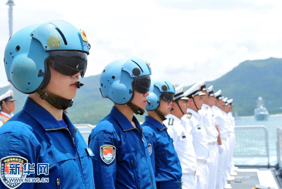  6月9日，在三亞某軍港，隨?？谂瀰⒀莸呐炤d直升機(jī)飛行員整裝待發(fā)。
