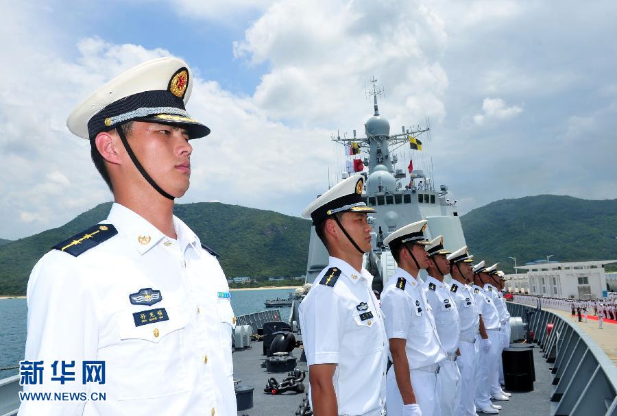 6月9日，在三亞某軍港，海口艦官兵在艦艏列隊(duì)。