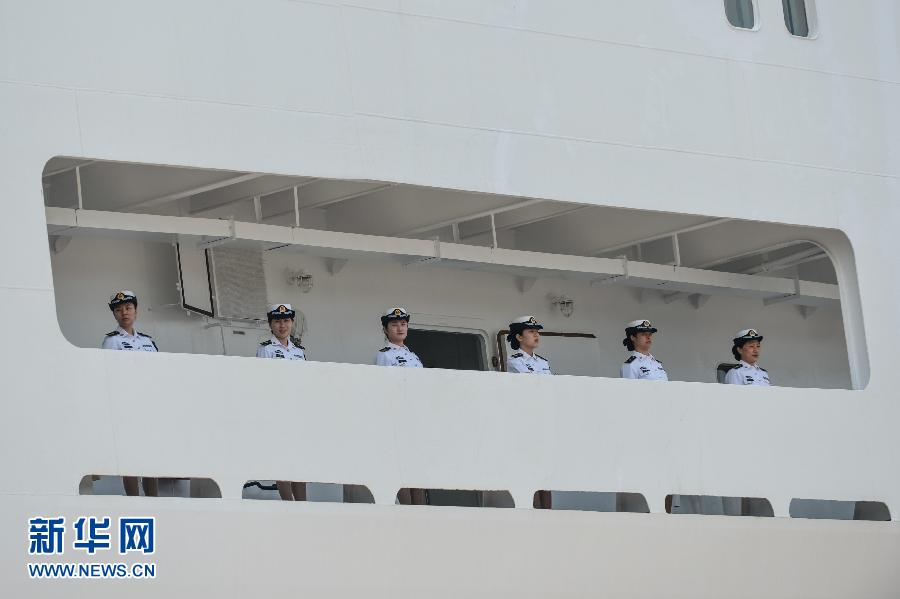  6月9日，在浙江舟山某軍港，和平方舟醫(yī)院船上的海軍官兵列隊(duì)與港口送行人員告別。