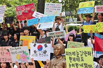 6月4日,韓國首爾,韓國慰安婦和民眾在日本駐韓大使館門前集會,要求日本政府承認并解決慰安婦問題。