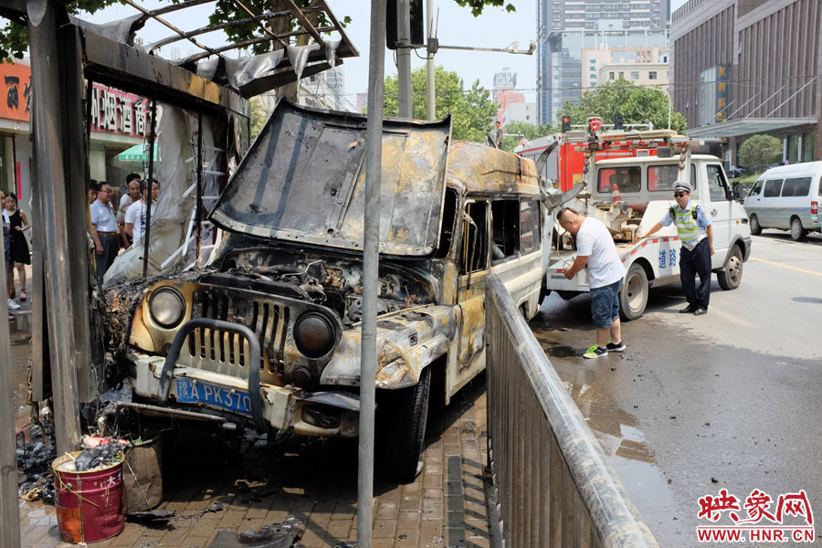 吉普車燒毀嚴重，基本報廢。