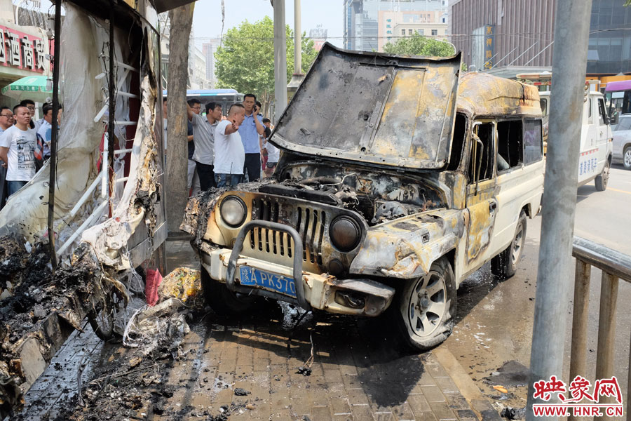 火災撲滅后，交警部門將車進行拖離。