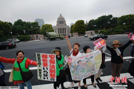 當地時間5月13日，日本示威者在位于東京的國會議事堂外高喊口號，反對日本政府計劃修憲以解禁自衛權。