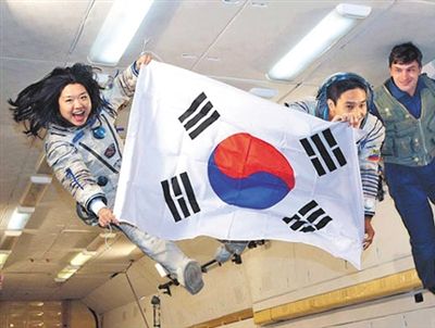 　2007年9月10日，李炤燕（左）在俄羅斯首都莫斯科接受零重力飛行訓練。