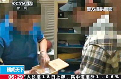 8月14日，警方從房祖名位于北京的住所搜出百余克大麻，房祖名（右）將部分毒品存放在這個木盒中。