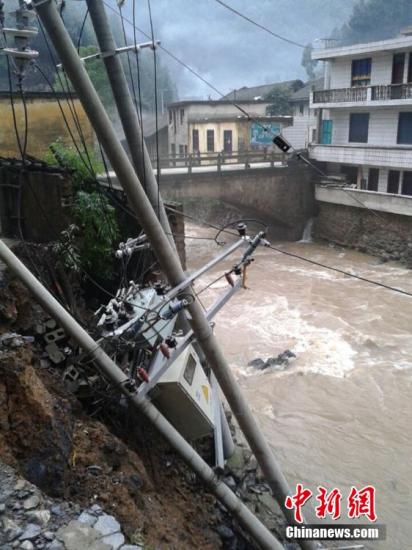9日以來，陜西省鎮巴縣持續出現強秋淋天氣，21鎮不同程度受災，電力、交通、移動通訊一度中斷。